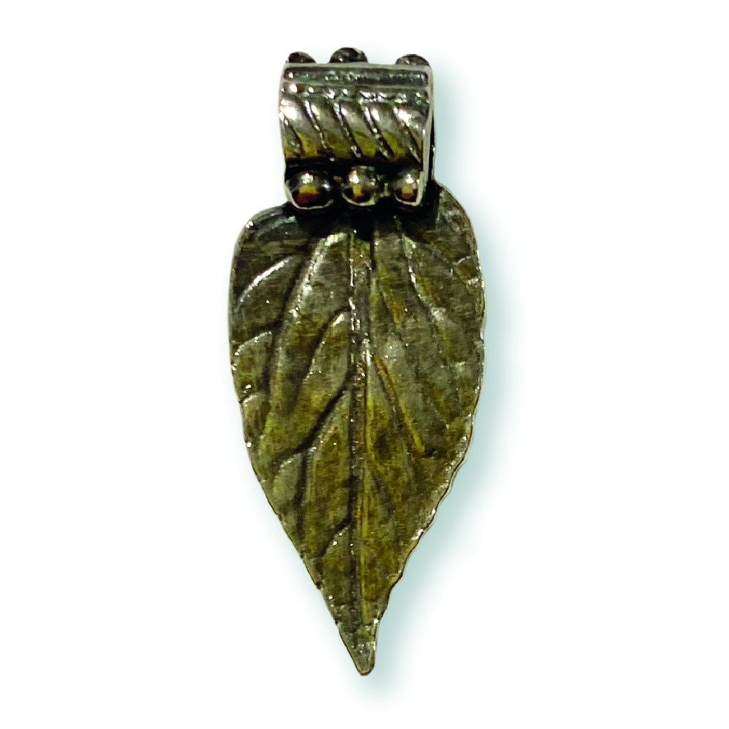 KENZA LEAF CHARM